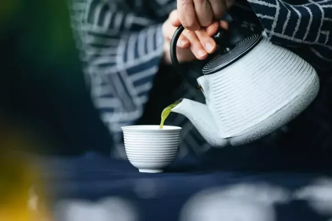 Sosyal medyada popüler oldu ama uzmanlar uyardı: Gençlerde matcha çayı akımı! Gerçekten zayıflatıyor mu?
