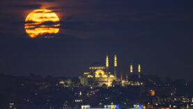 İstanbul’da Süleymaniye Camisi ve Dolunay Harika Bir Manzara Oluşturdu